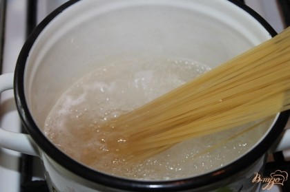 В слегка под соленной кипяченой воде отварить спагетти до готовности. По времени это занимает 7 - 8 минут.