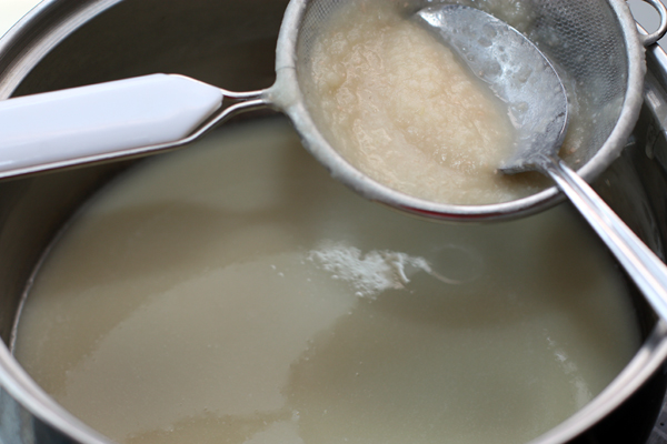 С помощью блендера превратите суп в пюре, а затем протрите через сито. Это придаст ему кремовость и нежность.