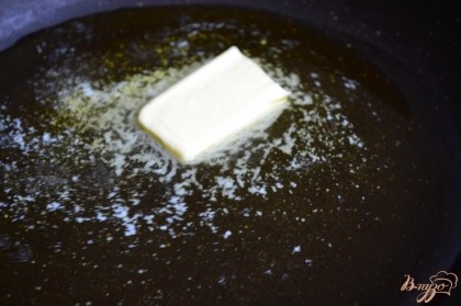 На сковороду налить оливковое масло, добавить сливочное.
