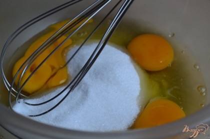 Отдельно перемешать яйца и сахар , добавить соль.