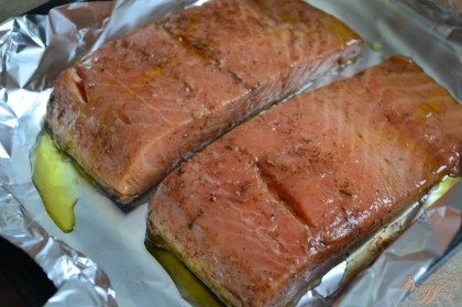 Противень полить оливковым маслом, выложить филе рыбы.Рыбу отправляем в духовку при 200С на 20 минут.