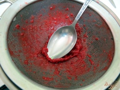 Когда ягоды разморозятся, протрите их через дуршлаг. Это делаем для того, чтобы отделить сок.