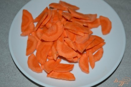 Морковь также нарезать полукольцами.