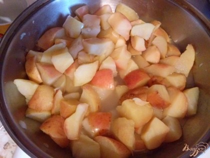 Яблоки очистить от кожуры, нарезать на кусочки залить водой и добавить сахар. Оставить их на часа 2-3 чтобы пустили сок, или лучше даже на ночь. Потом поставьте вариться до мягкости яблок.