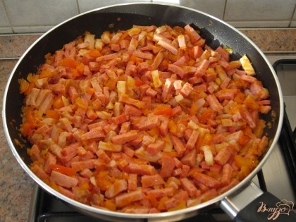 Грудинку и колбасу нарезать ломтиками и выложить к овощам.