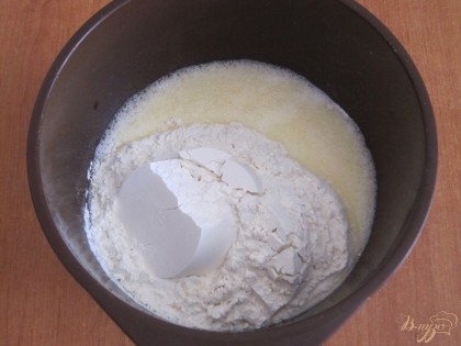 Влить половину молока, добавить просеянную муку, щепотку соли и ванильный сахар. Перемешать.