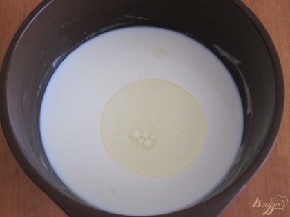 Добавить остальное молоко и 1 ст.л. растительного масла. Приготовить тесто по консистенции похожее на жидкую сметану. Оставить на 30 мин.