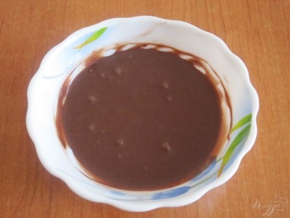 Приблизительно 3 ст.л. теста перемешать с какао-порошком.