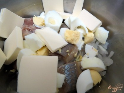 Соединяем в блендере большие кусочки сельди, 2 отварных яйца, размягчённое сливочное масло, маринованный лук. Пробиваем блендером.