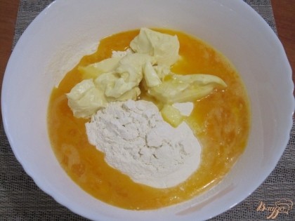 Соединить просеянную с разрыхлителем и солью муку, нарезанный размягченный маргарин и растертые яйца.