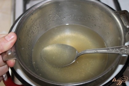 На водяной бане полностью растворить желатин с добавлением бульона.