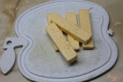 Для приготовления этого блюда нам понадобиться сыр твердый нарезать на длинные полоски толщиной приблизительно 4 миллиметра.