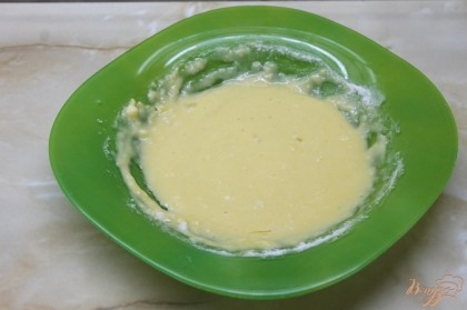 Далее готовим кляр для сыра, для этого необходимо соединить яйцо с мукой, добавить соль и хорошо перемешать венчиком.