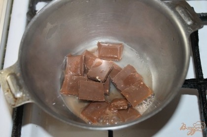 Готовим шоколад для поливки запеченного яблока. Для этого на медленном огне при постоянном помешивании растопить 50 грамм шоколада и добавить столовую ложку воды. Хорошо перемешать.