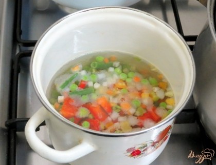 Замороженные овощи варим в небольшом количестве воды.