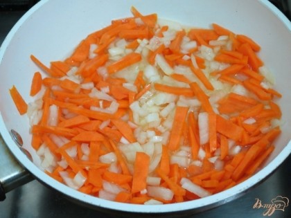 Лук и морковь мелко нарезаем и пассеруем на растительном масле.