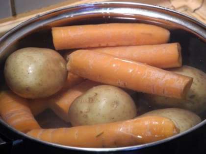 Отварить свеклу, картошку и морковь
