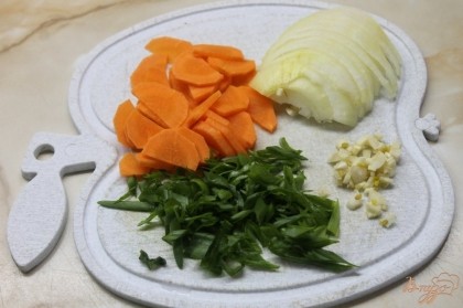 Пока вариться картофель нарезаем остальные овощи. Морковь и лук нарезать полукольцами, чеснок и зеленый лук мелким кубиком.