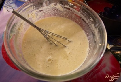 Влейте горячую воду(1 стакан) в яичную смесь. Следом, влейте по 1 стакану молока и ананасного сиропа. Общий обьем жидкости 3 стакана. Просейте муку и замесите тесто. Тесто получится относительно жидким. Дайте постоять несколько минут (до 20), чтоб тесто отдохнуло. Влейте 3 ст. ложки растительного масла. Разрыхлитель добавлять в тесто не обязательно. Блинчики и так получатся нежные и пышные.