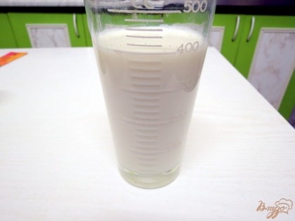 В мерный стакан наливаем 400 миллилитров молока. Доливаем 100 миллилитров сливок.