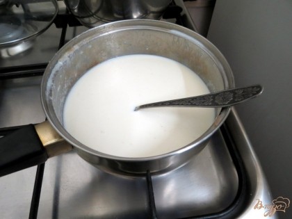 То-же самое делаем со второй частью молока и со сливками. Соединяем их, добавляем сахар, ванильный сахар. Ставим желатин для набухания, добавляем в молочно-сливочную смесь. Не добавляем только какао порошок, эта часть должна быть белой. Как только тёмная часть застынет, аккуратно ложкой распределите  по стаканам белую часть и стаканы отправьте в холодильник.