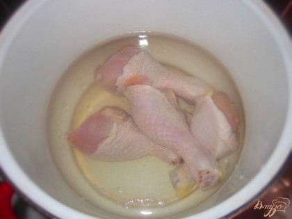 Куриные голени положить в кипящую воду и варить 20 минут.