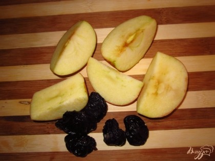 Яблоко нарезать на куски, с чернослива достать косточки. Добавить яблоко и чернослив в суп.