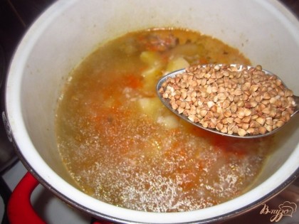 Картофель нарезать на кусочки и положить в суп, сразу после гречки.