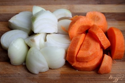 Чистим и крупно режем морковь и репчатый лук. Овощи добавляем к печени.