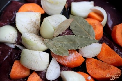 Насыпаем соль, добавляем лавровый лист и готовим печень с овощами минут 15-20, под закрытой крышкой.