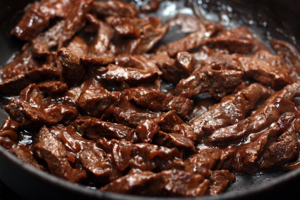 Готовое мясо должно быть мягким и ароматным. Подавайте его с овощами или другим легким гарниром.