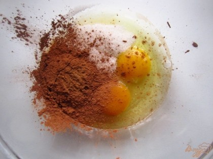 В миску выбейте яйца, всыпьте сахар, корицу и какао и взбейте венчиком.