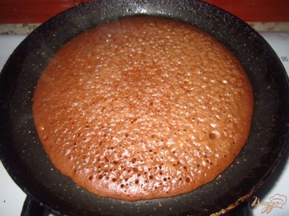 Вылейте половником тесто на раскаленную сковороду с растительным маслом, тесто само растечется в круглый блин и когда появятся дырочки в блине можно его переворачивать.