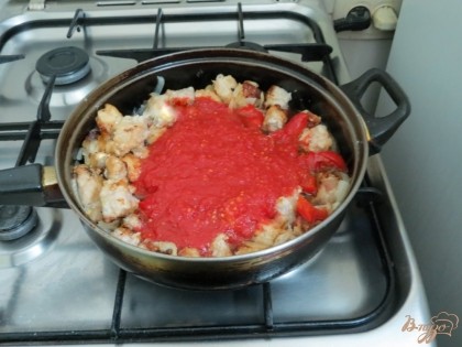 Ещё через 5 минут добавьте томатный соус, чеснок.