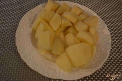 Картофель нарезать средним кубиком. Не очень крупно, иначе будет долго готовиться.