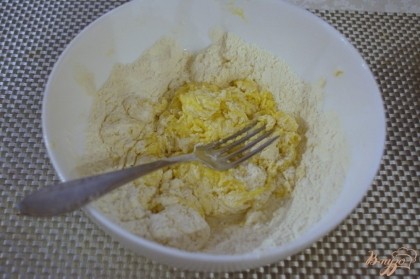 В миску кладем просеянную муку. Добавляем 2 яйца, 3 ст. ложки воды. Добавляем 1 ч. ложку соли. Замешиваем однородное тесто. Чтоб тесто лучше мешалось, влейте  1 ст. ложку растительного масла.