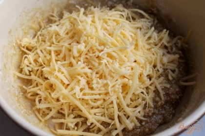 Трем на крупную терку твердый сыр и добавляем его в тесто.