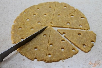 Раскатанное тесто нарезаем треугольниками и перекладываем на противень покрытый пекарской бумагой. Выпекаем 10-15 минут при температуре 180-200 градусов. Чем больше крекеры в духовке, тем сильнее они хрустят.