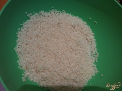 Перебрать 3 стакана риса и промыть 6-7 раз, пока вода станет чистой.