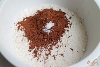 В миску насыпаем муку, чайную ложку сахара, соль и какао.