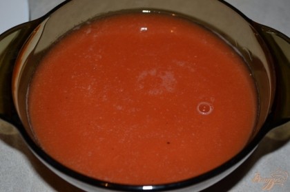 В полстакана воды добавить томатную пасту, соль, сахар, перец.