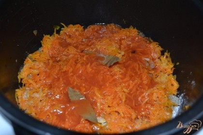 Далее выложить остальные ингредиенты и залить томатным соусом.