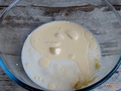 В миску поместите натертый сыр, растопленный маргарин (или масло) и чуть подогретое молоко.
