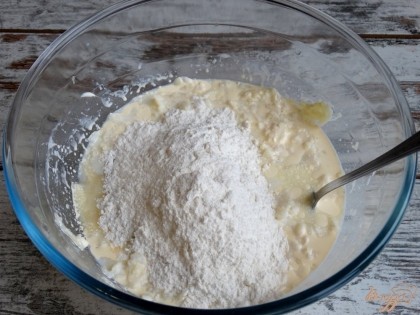 Теперь всыпьте соль и сахар, а затем начинайте подсыпать небольшими порциями муку, смешанную с разрыхлителем. Замесите тесто.