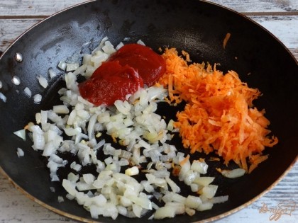 Тем временем сделайте пассировку из измельченных овощей (моркови и лука), с добавлением томатной пасты. Пассировку можно с растительным или сливочным маслом.