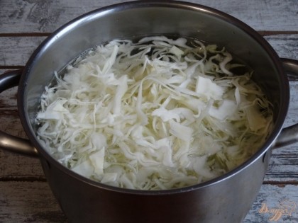 Когда картофель станет мягким, добавьте нашинкованную свежую капусту.