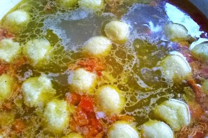 Опускаем шарики-клецки в суп тогда, когда картофель будет практически готов. После этого закладываем овощную зажарку. Даем супу прокипеть на медленном огне 10-15 минут. В конце варки бросаем лавровый лист, молотый перец и куркуму, благодаря которой суп станет еще более золотистым. Добавляем рубленую зелень петрушки и выключаем огонь. Перед подачей суп должен настояться 15-20 минут.
