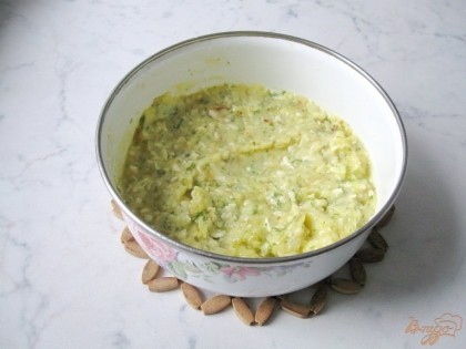 Перемешиваем картофель, плавленый сыр, жареный лук, яйцо и зелень. Фарш для картофельных котлет готов.