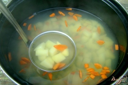 Картофель, лук и морковь почистить, порезать и добавить в кипящую воду. Посолить.