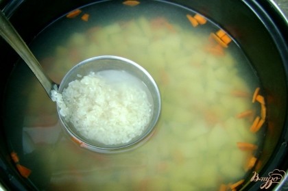 Рис промыть, выбрать испорченные зерна. Добавить рис в воду вслед за овощами.За 10 минут до окончания варки риса и картофеля добавить подготовленную рыбу. Она очень быстро варится, поэтому через 10-12 минут в рыбный суп можно добавлять душистый и молотый перец, лавровый лист, рубленую зелень и выключить газ. Оставить уху настаиваться.